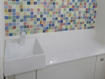 水彩画のような色合いのモザイクタイルでアクセントを 水彩画のような色合いのモザイクタイルでアクセントを